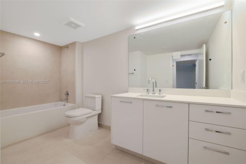 Condo in Miami Beach, Florida, 2 bedrooms № 2031002 - photo 17