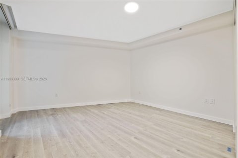 Condo in Miami Beach, Florida, 2 bedrooms № 2031002 - photo 20