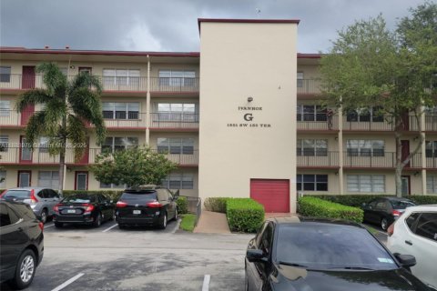 Condominio en Pembroke Pines, Florida, 2 dormitorios  № 2012421