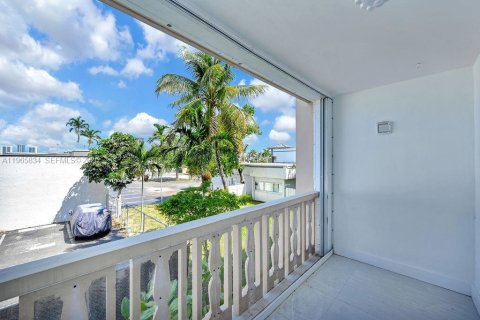Condo in Hallandale Beach, Florida, 2 bedrooms  № 2027455 - photo 20