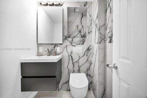 Condo in Hallandale Beach, Florida, 2 bedrooms  № 2027455 - photo 17