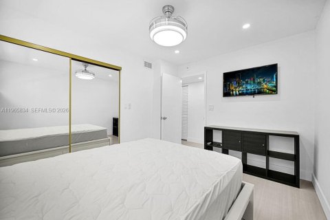 Condo in Hallandale Beach, Florida, 2 bedrooms  № 2027455 - photo 16