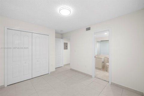 Condominio en venta en Hialeah, Florida, 2 dormitorios, 103.12 m2 № 1992738 - foto 19
