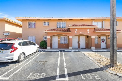 Condominio en venta en Hialeah, Florida, 2 dormitorios, 103.12 m2 № 1992738 - foto 1