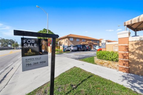 Condominio en venta en Hialeah, Florida, 2 dormitorios, 103.12 m2 № 1992738 - foto 3