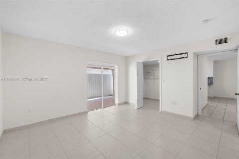 Condominio en venta en Hialeah, Florida, 2 dormitorios, 103.12 m2 № 1992738 - foto 24