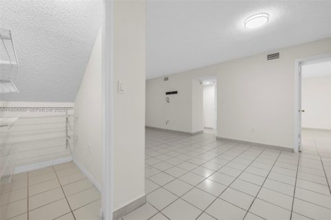 Condominio en venta en Hialeah, Florida, 2 dormitorios, 103.12 m2 № 1992738 - foto 12
