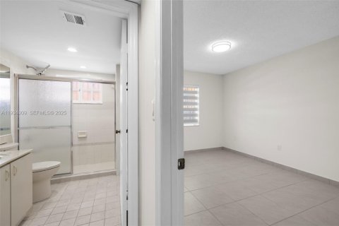 Condominio en venta en Hialeah, Florida, 2 dormitorios, 103.12 m2 № 1992738 - foto 16