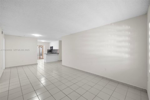 Condominio en venta en Hialeah, Florida, 2 dormitorios, 103.12 m2 № 1992738 - foto 5