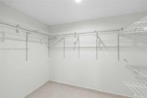 Condominio en venta en Hialeah, Florida, 2 dormitorios, 103.12 m2 № 1992738 - foto 25