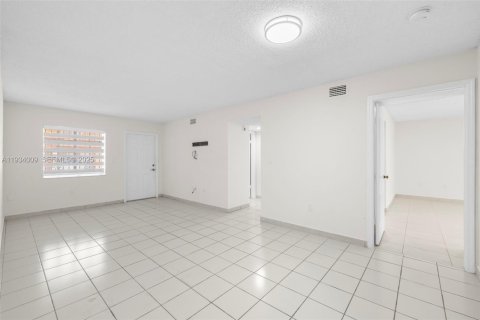 Condominio en venta en Hialeah, Florida, 2 dormitorios, 103.12 m2 № 1992738 - foto 11