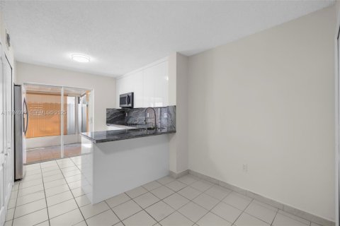 Condominio en venta en Hialeah, Florida, 2 dormitorios, 103.12 m2 № 1992738 - foto 10