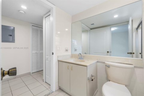 Condominio en venta en Hialeah, Florida, 2 dormitorios, 103.12 m2 № 1992738 - foto 20