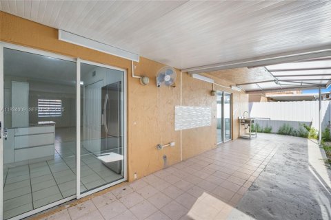 Condominio en venta en Hialeah, Florida, 2 dormitorios, 103.12 m2 № 1992738 - foto 29