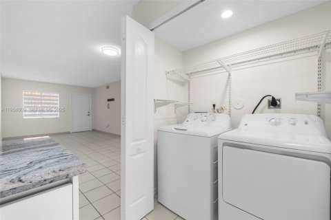 Condominio en venta en Hialeah, Florida, 2 dormitorios, 103.12 m2 № 1992738 - foto 15