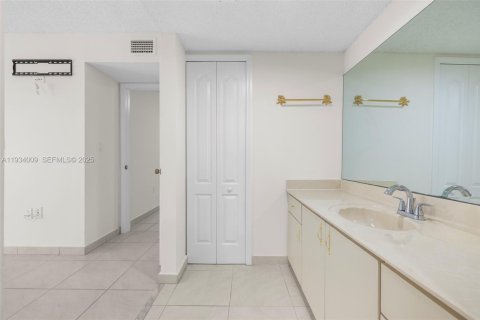 Condominio en venta en Hialeah, Florida, 2 dormitorios, 103.12 m2 № 1992738 - foto 27