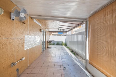 Condominio en venta en Hialeah, Florida, 2 dormitorios, 103.12 m2 № 1992738 - foto 30