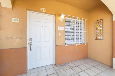 Condominio en venta en Hialeah, Florida, 2 dormitorios, 103.12 m2 № 1992738 - foto 4