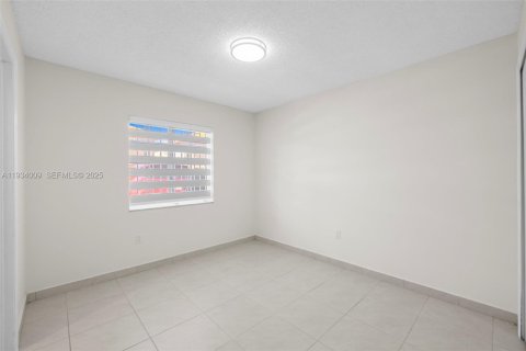Condominio en venta en Hialeah, Florida, 2 dormitorios, 103.12 m2 № 1992738 - foto 18