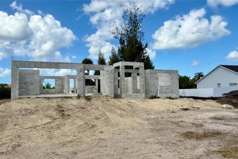House in Cape Coral, Florida 4 bedrooms, 170.1 sq.m. № 2097451