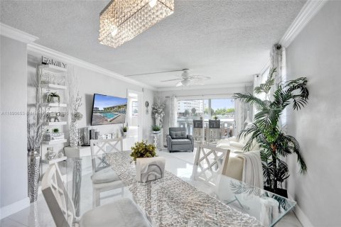 Condo in Hallandale Beach, Florida, 2 bedrooms  № 1944886 - photo 25
