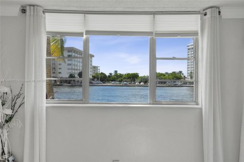 Condo in Hallandale Beach, Florida, 2 bedrooms  № 1944886 - photo 11