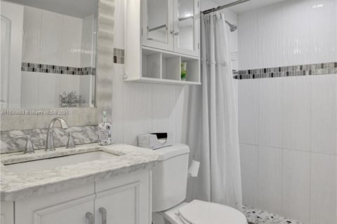 Condo in Hallandale Beach, Florida, 2 bedrooms  № 1944886 - photo 10
