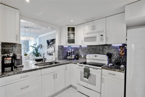Condo in Hallandale Beach, Florida, 2 bedrooms  № 1944886 - photo 19