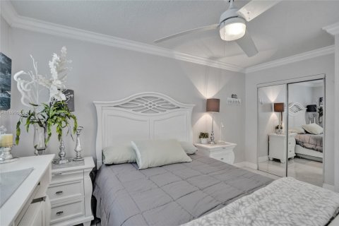 Condo in Hallandale Beach, Florida, 2 bedrooms  № 1944886 - photo 6