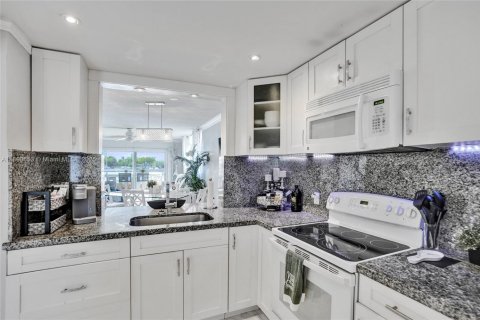 Condo in Hallandale Beach, Florida, 2 bedrooms  № 1944886 - photo 20