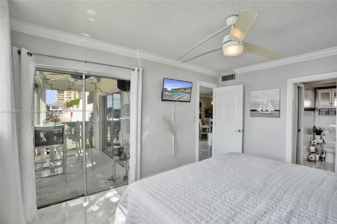 Condo in Hallandale Beach, Florida, 2 bedrooms  № 1944886 - photo 12