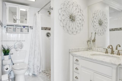 Condo in Hallandale Beach, Florida, 2 bedrooms  № 1944886 - photo 14
