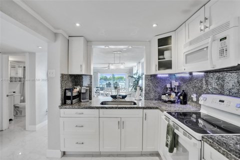 Condo in Hallandale Beach, Florida, 2 bedrooms  № 1944886 - photo 9