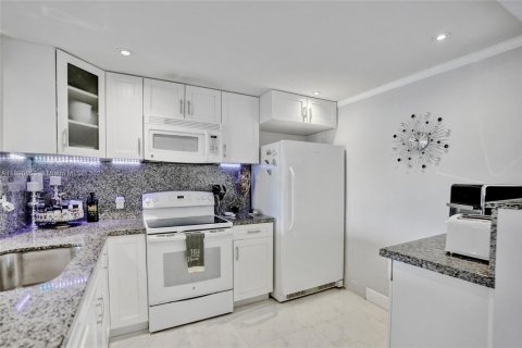 Condo in Hallandale Beach, Florida, 2 bedrooms  № 1944886 - photo 17
