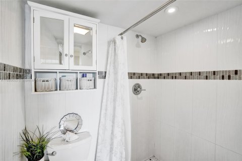 Condo in Hallandale Beach, Florida, 2 bedrooms  № 1944886 - photo 15