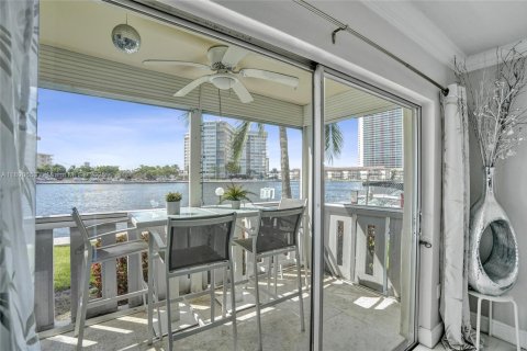 Condo in Hallandale Beach, Florida, 2 bedrooms  № 1944886 - photo 28