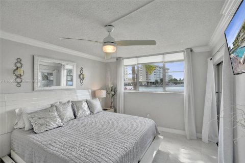 Condo in Hallandale Beach, Florida, 2 bedrooms  № 1944886 - photo 8