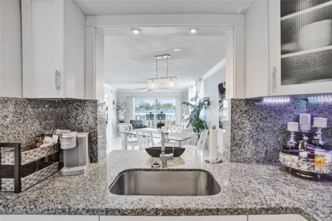 Condo in Hallandale Beach, Florida, 2 bedrooms  № 1944886 - photo 21