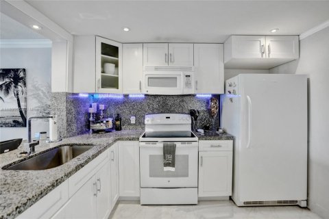 Condo in Hallandale Beach, Florida, 2 bedrooms  № 1944886 - photo 18