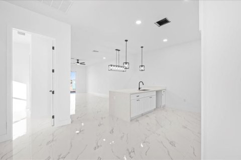 Commercial property in Cape Coral, Florida 6 bedrooms, 232.07 sq.m. № 2213470 - photo 26