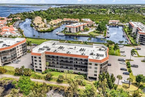 Condo in Punta Gorda, Florida, 3 bedrooms № 2102801 - photo 2