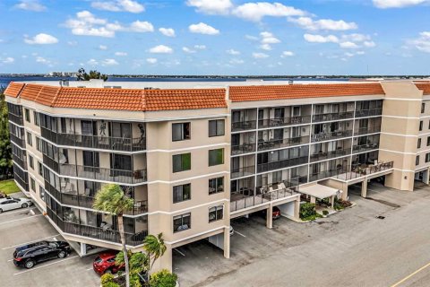 Condo in Punta Gorda, Florida, 3 bedrooms № 2102801 - photo 3