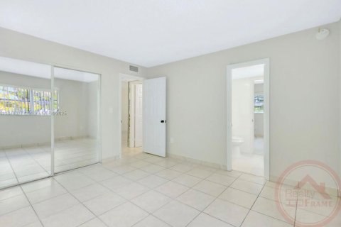 Condominio en alquiler en Miami, Florida, 2 dormitorios, 69.49 m2 № 1921884 - foto 3