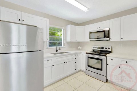 Condominio en alquiler en Miami, Florida, 2 dormitorios, 69.49 m2 № 1921884 - foto 1