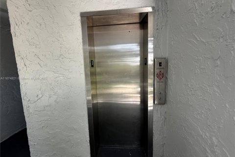 Condominio en alquiler en Miami, Florida, 2 dormitorios, 69.49 m2 № 1921884 - foto 21