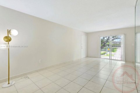 Condominio en alquiler en Miami, Florida, 2 dormitorios, 69.49 m2 № 1921884 - foto 2