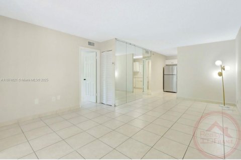 Condominio en alquiler en Miami, Florida, 2 dormitorios, 69.49 m2 № 1921884 - foto 4