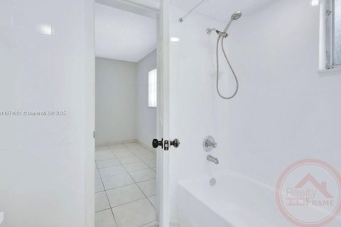 Condominio en alquiler en Miami, Florida, 2 dormitorios, 69.49 m2 № 1921884 - foto 9