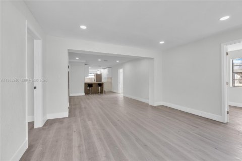 Casa en venta en Opa-locka, Florida, 5 dormitorios, 150.69 m2 № 2029362 - foto 4