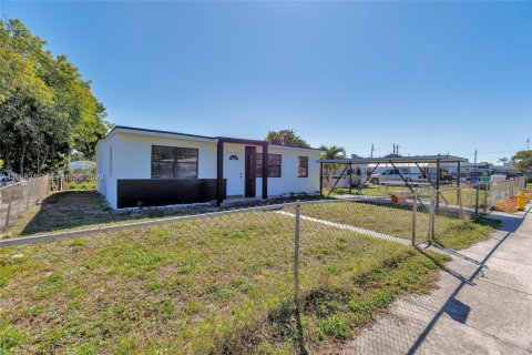 Casa en venta en Opa-locka, Florida, 5 dormitorios, 150.69 m2 № 2029362 - foto 26